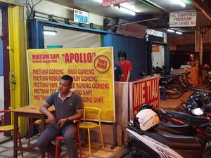 Saingan Bebuyutan, 4 Tempat Makan Ini Tetap Punya Pelanggan Sendiri