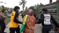 Warga dievakuasi ke tempat pengungsian menggunakan truk.