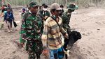 Semeru Bergemuruh, Tim SAR Evakuasi Warga yang Nekat Pulang