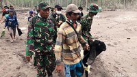 Petugas juga membantu mengevakuasi ternak warga ke tempat aman.