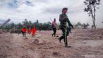 Semeru Bergemuruh, Tim SAR Evakuasi Warga yang Nekat Pulang