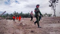Berbarengan suara gemuruh dari Gunung Semeru sekitar pukul 08.30 WIB, ada imbauan menjauh dari zona merah kawasan Kampung Renteng Desa Sumberwuluh. Sebab debit air deras dari Gunung Semeru akan turun. 
