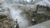 Sementara itu air yang membawa material pasir dan bebatuan melewati sungai di kawasan Kampung Renteng.