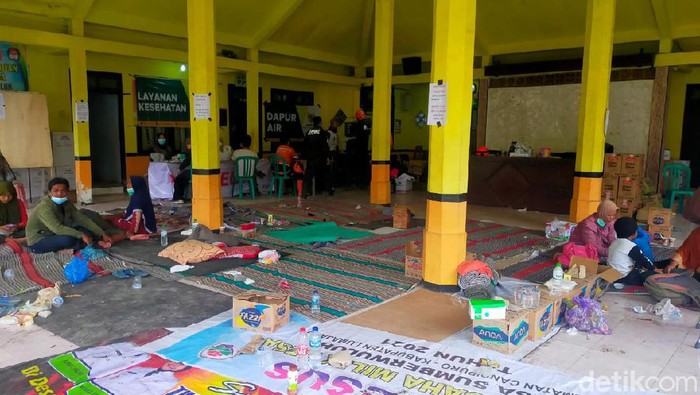 Semeru Bergemuruh, Tim SAR Evakuasi Warga yang Nekat Pulang Suara gemuruh terdengar dari Gunung Semeru, Senin (6/12) pukul 08.30 WIB. Petugas gabungan pun terpaksa mengevakuasi warga.
