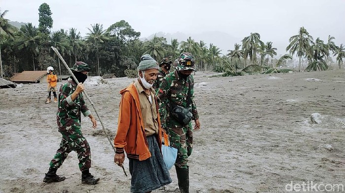 Semeru Bergemuruh, Tim SAR Evakuasi Warga yang Nekat Pulang Suara gemuruh terdengar dari Gunung Semeru, Senin (6/12) pukul 08.30 WIB. Petugas gabungan pun terpaksa mengevakuasi warga.