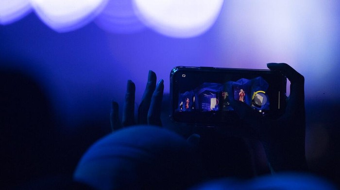 Sempat Didesak Batal, Konser Justin Bieber di Arab Saudi Digelar Meriah Canadian pop star Justin Bieber performs at a concert marking the end of the Formula One, in Jiddah, Saudi Arabia, Sunday, Dec. 5, 2021. (AP Photo/Amr Nabil)