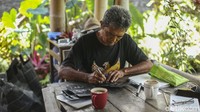 Uniknya, kemasan dari Blue Tamblingan ini ditulis manual oleh Putu. Ia akan menuliskan nama brand kopi miliknya satu per satu untuk setiap pesanan.  
