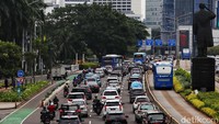 Suasana lalu lintas di kawasan Ratu Plaza tampak ramai.