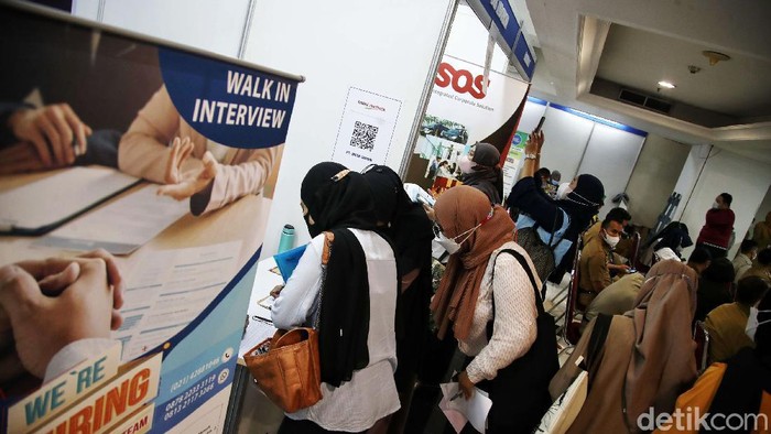 Sejumlah para pencari kerja mengikuti Job Fair Festival Nyari Kerja di kawaasan Ratu Plaza, Senin (6/12). Job Fair ini mulai hari ini hingga Selasa (7/12).