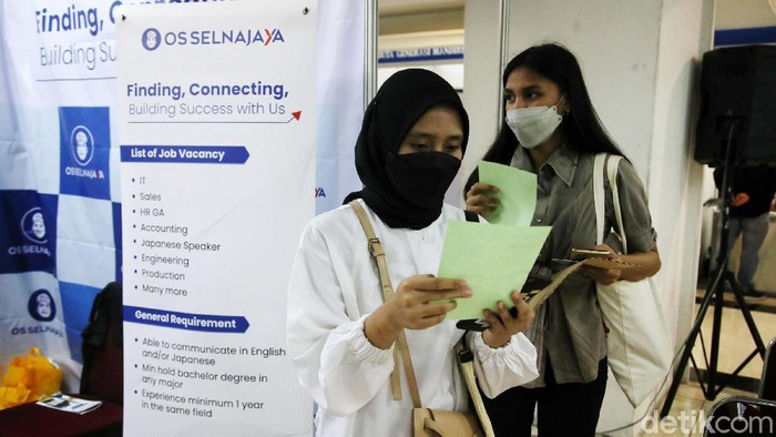 Setelah Vakum 2 Tahun, Job Fair Kembali Hadir di Jakarta Sejumlah para pencari kerja mengikuti Job Fair Festival Nyari Kerja di kawaasan Ratu Plaza, Senin (6/12). Job Fair ini mulai hari ini hingga Selasa (7/12).