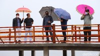 Selain menyulap lokasi pantai dengan beragam wahana bermain dan fasilitas baru, tahun depan Pemda Garut juga menganggarkan biaya perbaikan jalan menuju lokasi.