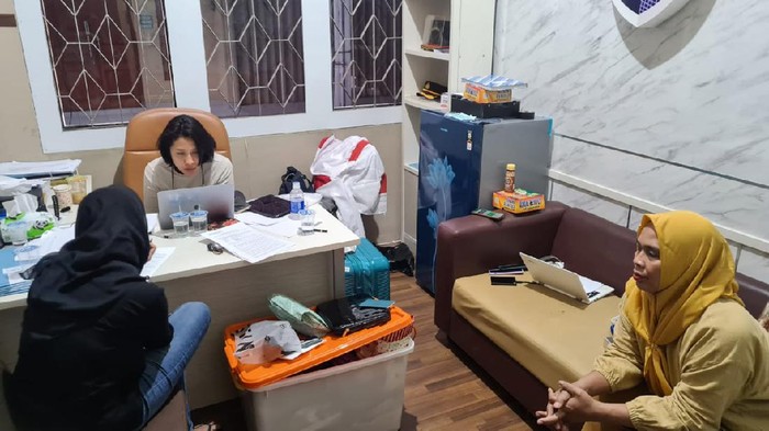 Siskaeee (pakaian hitam) saat diperiksa Polda DIY, Minggu (5/12/2021).