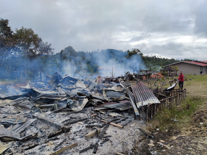 SMA Negeri 1 Oksibil di Kabupaten Pegunungan Bintang, Papua, hangus terbakar. Aparat menyelidiki penyebab kebakaran. (dok Polda Papua) SMA Negeri 1 Oksibil di Kabupaten Pegunungan Bintang, Papua, hangus terbakar. Aparat menyelidiki penyebab kebakaran. (dok Polda Papua)