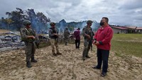Api berhasil dipadamkan pukul 06.44 WIT. Selanjutnya personel Sat Reskrim Polres Pegunungan Bintang langsung melakukan olah TKP (dok Polda Papua)