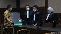 Diketahui, dalam kasus ini ada 8 terdakwa yakni tujuh terdakwa tersebut dan satu lagi Benny Tjokrosaputro sebagai Komisaris PT Hanson International Tbk. Namun, khusus Benny, jaksa belum sampai pada pembacaan tuntutan dan masih pada tahap pemeriksaan saksi.