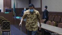 Dalam sidang ini ketujuh terdakwa didakwa korupsi hingga merugikan negara sebesar Rp 22,7 triliun. Perbuatan korupsi itu dilakukan bersama-sama.