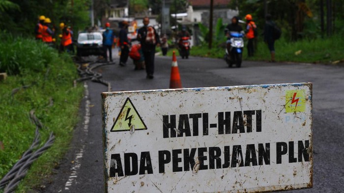 Sejumlah pekerja menggali lubang untuk pemasangan tiang listrik baru sebagai upaya pemulihan jaringan listrik yang padam di Pronojiwo, Jawa Timur, Senin (6/12/2021). PT PLN (Persero) berupaya memulihkan 79 gardu listrik yang padam akibat terdampak erupsi Gunung Semeru. ANTARA FOTO/Ari Bowo Sucipto/aww.