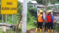 Sejumlah pekerja menggali lubang untuk pemasangan tiang listrik baru sebagai upaya pemulihan jaringan listrik yang padam di Pronojiwo, Jawa Timur, Senin (6/12/2021). 