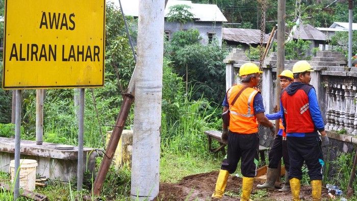 Sejumlah pekerja menggali lubang untuk pemasangan tiang listrik baru sebagai upaya pemulihan jaringan listrik yang padam di Pronojiwo, Jawa Timur, Senin (6/12/2021). PT PLN (Persero) berupaya memulihkan 79 gardu listrik yang padam akibat terdampak erupsi Gunung Semeru. ANTARA FOTO/Ari Bowo Sucipto/aww.