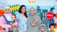 Hadir pula beberapa teman artis dalam acara tersebut. Foto: Instagram