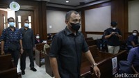 Selain Robin, jaksa juga menuntut rekan Robin bernama Maskur Husain.   