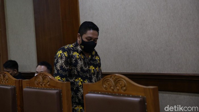 Mantan penyidik KPK AKP Stepanus Robin Pattuju alias Robin (baju batik) dan Maskur Husain menjalani sidang pembacaan tuntutan di Pengadilan Tipikor, Jakarta Pusat, Senin (6/12/2021).