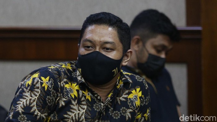 Mantan penyidik KPK AKP Stepanus Robin Pattuju alias Robin (baju batik) dan Maskur Husain menjalani sidang pembacaan tuntutan di Pengadilan Tipikor, Jakarta Pusat, Senin (6/12/2021).