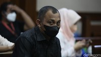 Maskur dituntut 10 tahun penjara dan denda Rp 500 juta susbsider 6 bulan kurungan.  