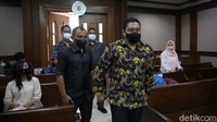 Mantan penyidik KPK AKP Stepanus Robin Pattuju alias Robin (baju batik) dan Maskur Husain menjalani sidang pembacaan tuntutan di Pengadilan Tipikor, Jakarta Pusat, Senin (6/12/2021).   