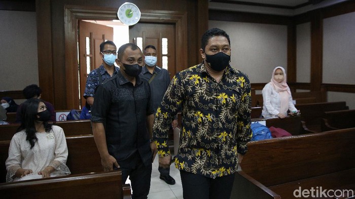 Mantan penyidik KPK AKP Stepanus Robin Pattuju alias Robin (baju batik) dan Maskur Husain menjalani sidang pembacaan tuntutan di Pengadilan Tipikor, Jakarta Pusat, Senin (6/12/2021).