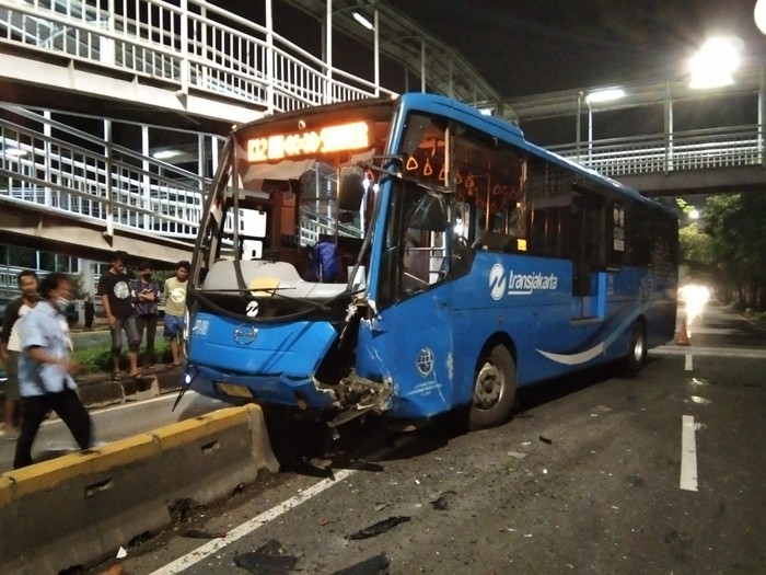Tranjakarta tabrak separator busway di Jl Pramuka Jaktim gegara hindari truk mixer