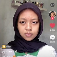Dalam video yang viral, wanita tersebut langsung membuktikan jika dia bisa tampil glow up dan cantik. Dalam video yang diunggah akun TikTok @doyandairymilkk, si wanita menuliskan kata-kata yang diucapkan oleh pacarnya. Dan juga memperlihatkan wajah sebelum dan sesudah makeup. Foto: Dok. Tangkapan layar akun TikTok @doyandiarymilkk.
