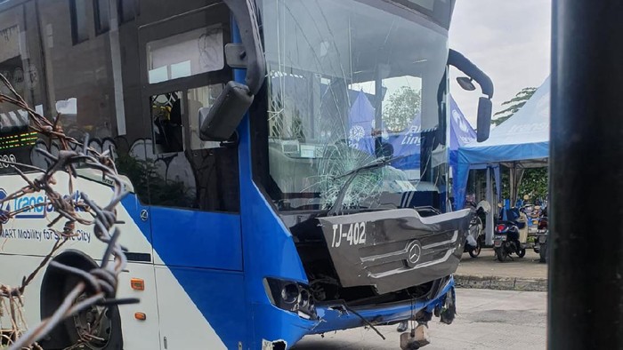 Transjakarta tabrak tembok Halte Puri Beta, Ciledug, Tangerang