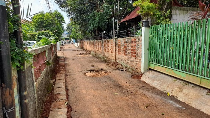 Tumpukan tanah galian sumur resapan di Jl Sirsak, Pasar Minggu, Jakarta Selatan sudah hilang