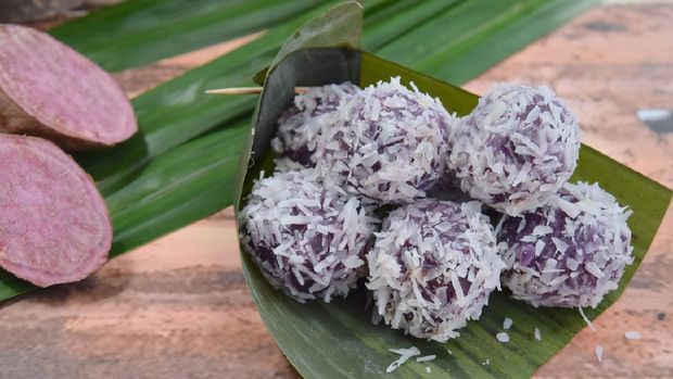 Klepon Ubi Ungu, Purple sweet potato glutinous rice balls stuffed with palm sugar coated with steamed desiccated coconut.