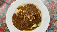 Nasi disajikan dengan berbagai lauk seperti daging yang dimasak bumbu merah, kering tempe, abon, sambal goreng, kentang goreng, telur asin dan irisan timun. Foto: detikfood