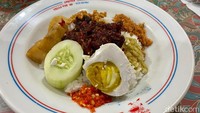 Leni, anak pemilik restoran ini mengatakan bahwa mereka menggunakan resep yang digunakan adalah resep keluarga yang diturunkan dari sang nenek ketika pertama kali membuka restoran bersama saudaranya. Foto: detikfood