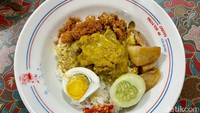Satu lagi menu Depot Jawa Timur yang patut dicoba. Ada Nasi Kare Ayam yang dibanderol Rp 35.000. Dilihat dari kondimennya, menu ini tak jauh berbeda dari nasi langgi. Foto: detikfood