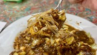 Tahu telur merupakan makanan khas Surabaya. Isinya berupa tahu goreng, toge dan telur dadar yang disajikan dengan bumbu kacang, irisan timun dan taburan bawang goreng. Foto: detikfood