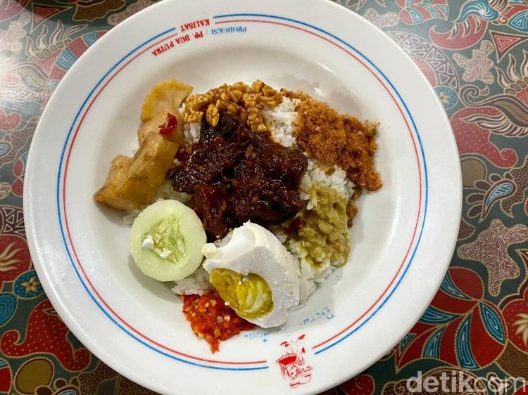Uenak Poll! Nasi Langgi Lauknya Komplet di Restoran Legendaris 1956