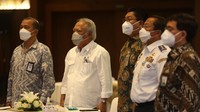 Direktur Utama PT. Baja Titian Utama Budi Hartono, Direktur Jenderal Bina Marga Kementerian Pekerjaan Umum dan Perumahan Rakyat Hedy Rahadian, Menteri Pekerjaan Umum dan Perumahan Rakyat Mochamad Basoeki Hadimoeljono dan Direktur Utama PT Penjaminan Infrastruktur Indonesia (PT PII) Muhammad Wahid Sutopo saat penandatanganan Perjanjian Kerjasama Pemerintah dengan Badan Usaha (KPBU) Penggantian dan/atau Duplikasi Jembatan Callender Hamilton di Pulau Jawa.