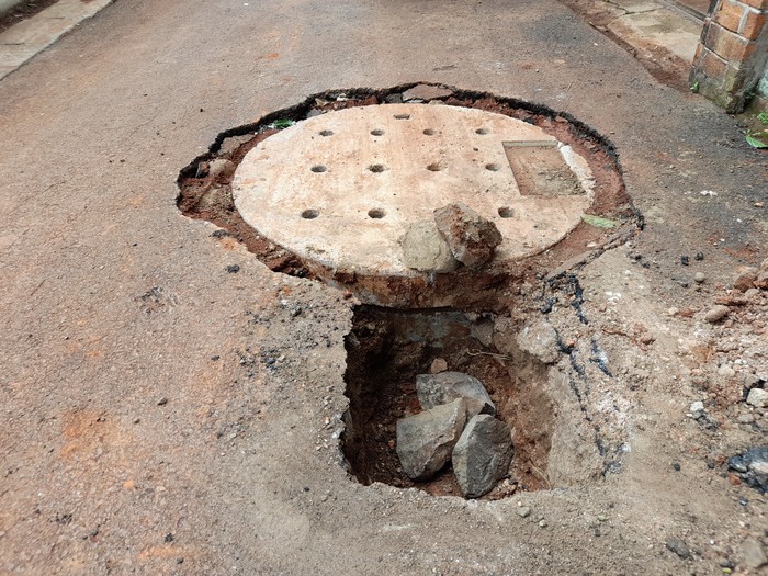 Usai gundukkan hilang, proyek sumur resapan di Pasar Minggu sisakan lubang.