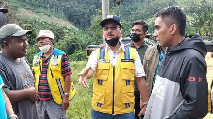 Wabup Karo saat meninjau jalan rusak di Liang Melas Datas (dok. Instagram Wabup Karo)