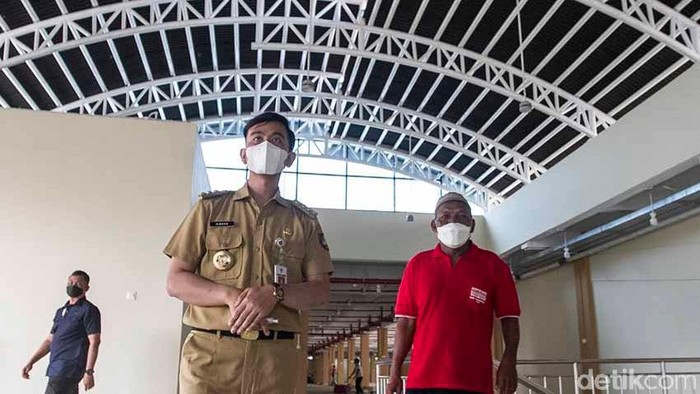 Wali Kota Solo Gibran Rakabuming Raka meninjau proyek Pasar Legi, Senin (6/12/2021).