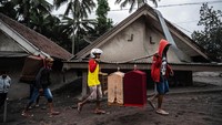 Tidak hanya kambing, hewan peliharaan seperti burung juga dievakuasi ke tempat yang lebih aman.