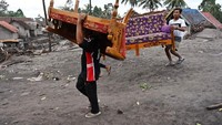 Sejumlah warga juga terlihat mengevakuasi harta bendanya.