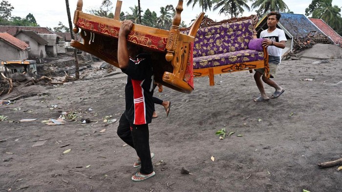 Warga Lereng Semeru Evakuasi Ternak dan Harta Bendanya Sumberwuluh merupakan salah satu desa yang paling parah terdampak erupsi Gunung Semeru. Warga pun mengungsi dengan membawa ternak dan harta bendanya.