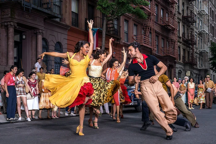 West Side Story disutradarai Steven Spielberg, diadaptasi dari musikal Broadway tahun 1957.