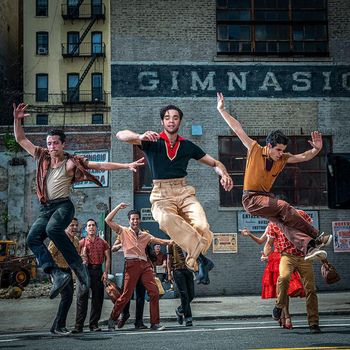 West Side Story disutradarai Steven Spielberg, diadaptasi dari musikal Broadway tahun 1957.