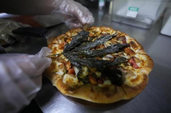 Wow! Pizza Ini Diberi Topping Daun Ganja Utuh, Mau Nyicip? Wow! Pizza Ini Diberi Topping Daun Ganja Utuh, Mau Nyicip?
